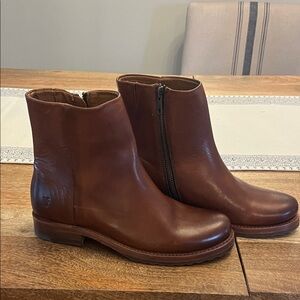 FRYE Veronica zip ankle boots. Size 61/2 Carmel color.
Never worn
